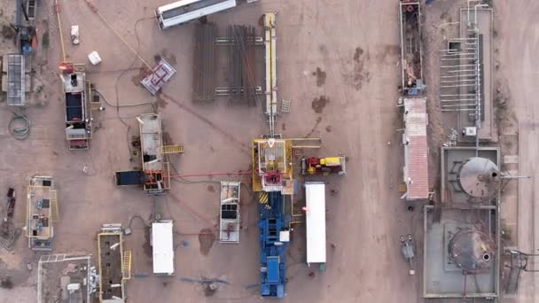 Sahadaki Petrol Kuyusu Bakım Ekipmanlarının Hava Görüntüsü — Stok video