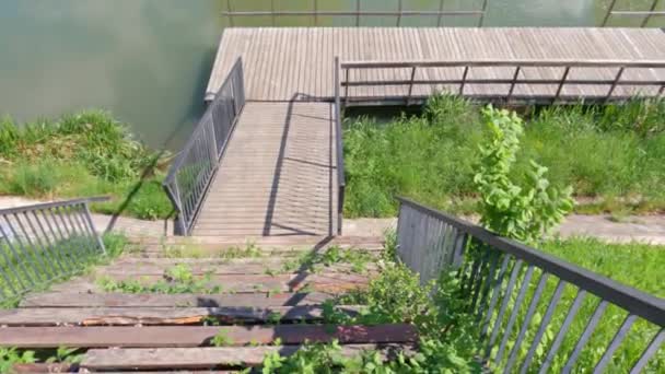 罗马尼亚蒂米什瓦拉帕尔库勒乌齐奈贝加河的一个木制码头的高角镜头 — 图库视频影像