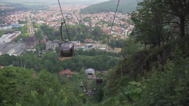 木々の上のハーツ山脈のケーブルカー Seilbahnen Thale Erlebniswelt — ストック動画