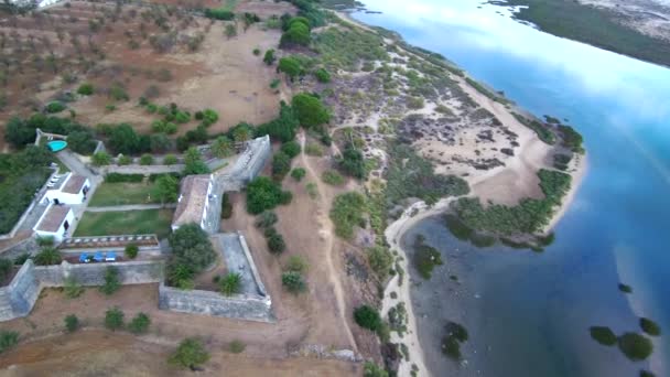 Une Vue Aérienne Des Maisons Des Bâtiments Sur Colline Près — Video