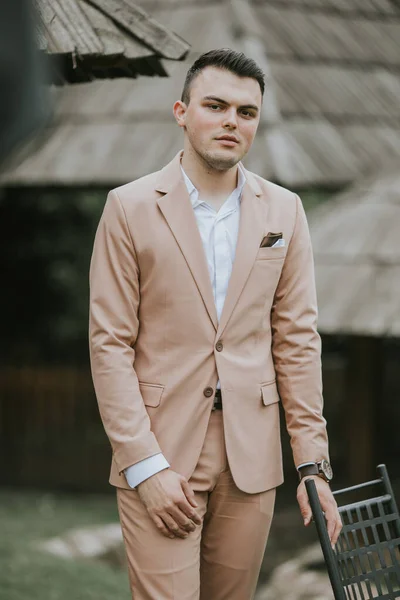 Joven Hombre Negocios Caucásico Traje Pie Aire Libre — Foto de Stock