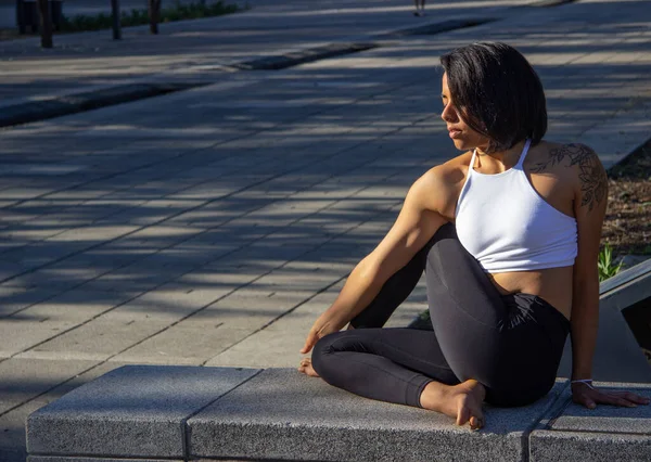 Primer Plano Una Morena Hispana Practicando Yoga Por Mañana Parque —  Fotos de Stock