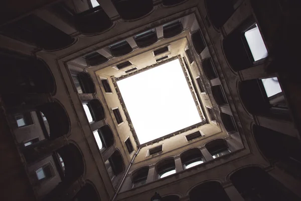Χαμηλή Γωνία Βολής Οροφής Φεγγίτη Και Παραθύρων Σκοτεινών Κτιριακών Χώρων — Φωτογραφία Αρχείου