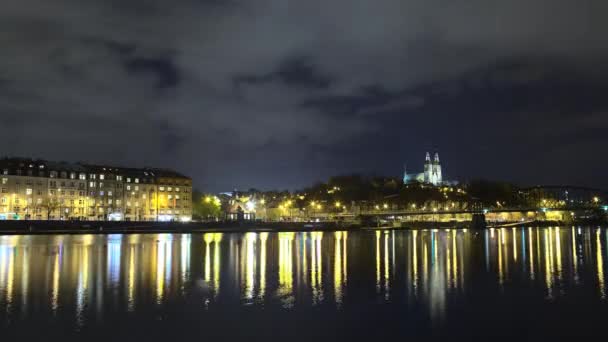 Timelapse Nattlivet Staden Prag Vid Floden Vltava Tjeckien — Stockvideo