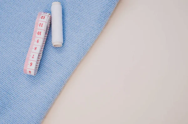 Close Fio Costura Branco Uma Fita Métrica Tecido Superfície Marrom — Fotografia de Stock