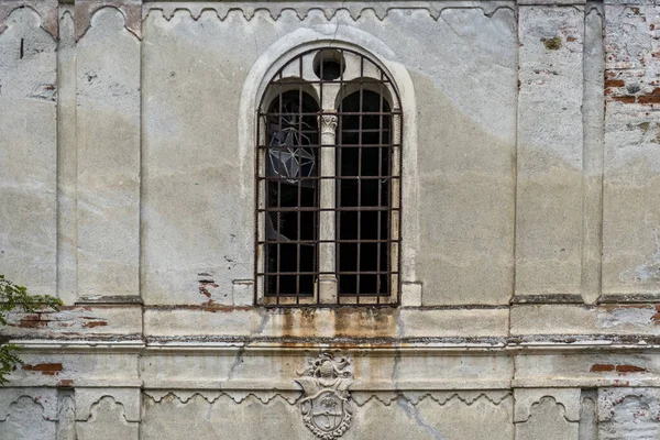 Ein Vergittertes Doppelfenster Einem Alten Weißen Gebäude — Stockfoto