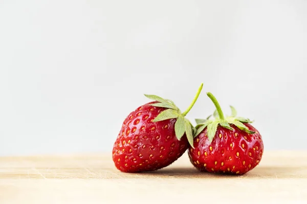 Eine Nahaufnahme Köstlicher Erdbeeren Auf Einer Hölzernen Surfa — Stockfoto