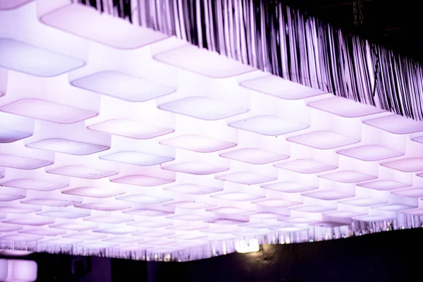 Krásný Obdélníkový Kachlový Iluzní Design Zavěšeného Stropu Purpurových Neonových Světlech — Stock fotografie