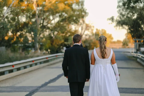 Het Achteraanzicht Van Een Blanke Bruid Bruidegom Die Overdag Buiten — Stockfoto