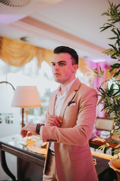 Jeune Homme Affaires Caucasien Costume Debout Dans Restaurant — Photo