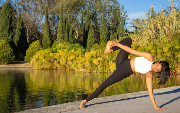 Primer Plano Una Morena Hispana Practicando Yoga Por Mañana Parque —  Fotos de Stock