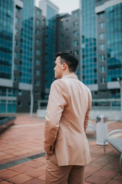 Disparo Vertical Joven Guapo Hombre Caucásico Con Bonito Traje Elegante —  Fotos de Stock