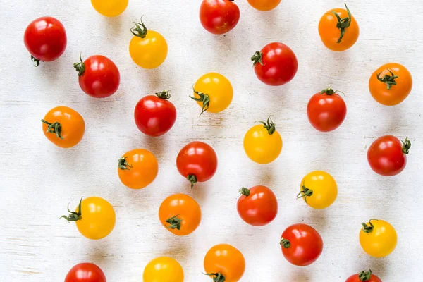 Uma Vista Superior Tomates Cereja Coloridos Fundo Branco — Fotografia de Stock