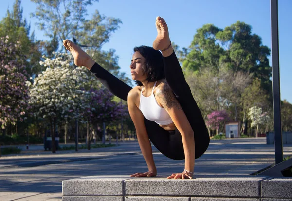 Primer Plano Una Morena Hispana Practicando Yoga Por Mañana Parque —  Fotos de Stock