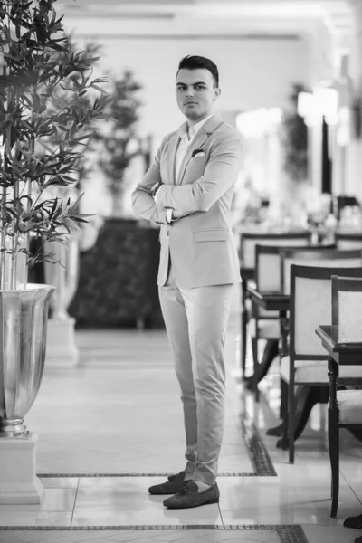 Caucasian Young Businessman Suit Standing Restaurant — ストック写真