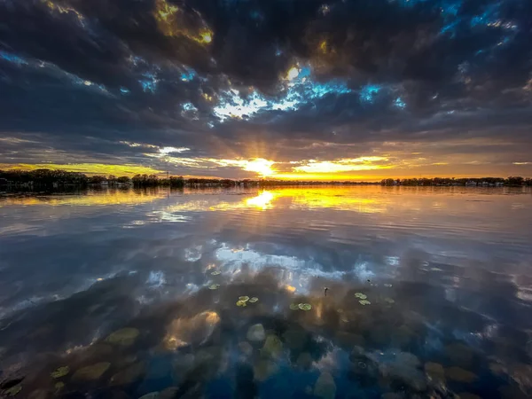 Een Prachtige Opname Van Lucht Weerspiegeld Het Kalme Water Tijdens — Stockfoto