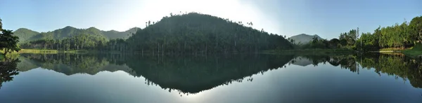 Une Vue Panoramique Sur Lac Calme Avec Reflet Une Colline — Photo