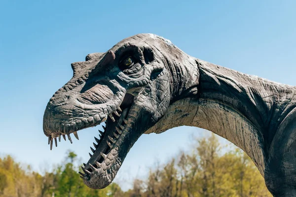 슬로베니아 Radomlje 근처에 Arboretum Volcji Potok 공원에서 수있는 의미가 공룡의 — 스톡 사진