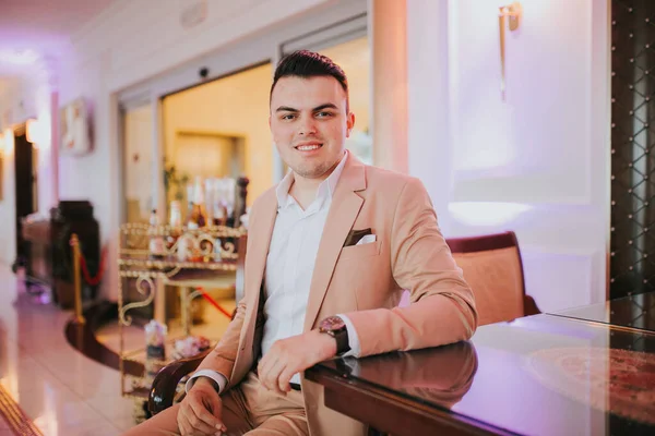 Jeune Homme Affaires Caucasien Costume Debout Dans Restaurant — Photo