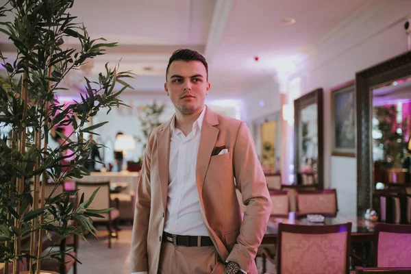 Ένας Λευκός Νεαρός Επιχειρηματίας Κοστούμι Που Στέκεται Στο Εστιατόριο — Φωτογραφία Αρχείου
