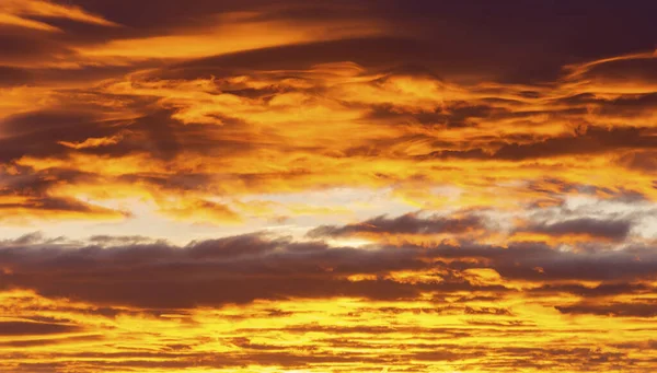 オレンジと黄色の雲 空の燃焼と赤 日の出 日没の背景に輝く — ストック写真