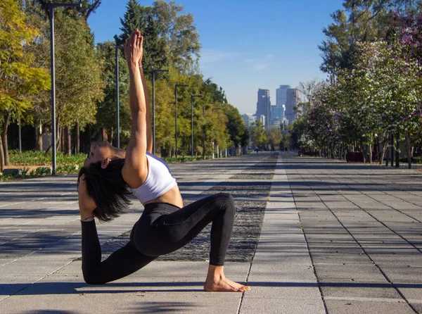 Close Uma Mulher Hispânica Morena Praticando Ioga Pela Manhã Parque — Fotografia de Stock