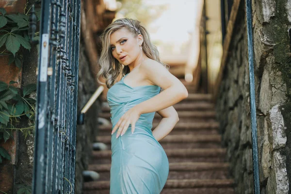 Una Mujer Elegante Posando Hermoso Vestido Parque —  Fotos de Stock