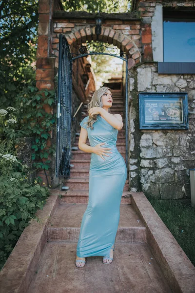Młoda Biała Kobieta Ubrana Elegancką Niebieską Sukienkę Pozująca — Zdjęcie stockowe