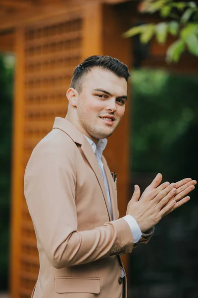 Tiro Vertical Jovem Bonito Caucasiano Vestindo Terno Elegante Agradável — Fotografia de Stock