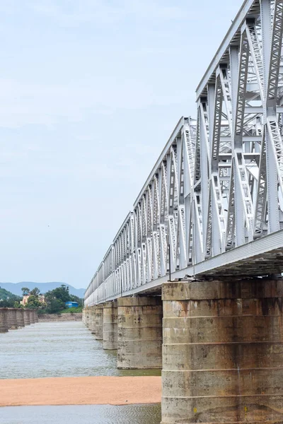 Plano Vertical Marcos Metálicos Puente Piedra Bajo Cielo Despejado Canal — Foto de Stock