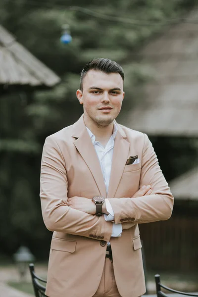 Disparo Vertical Joven Guapo Hombre Caucásico Con Bonito Traje Elegante — Foto de Stock