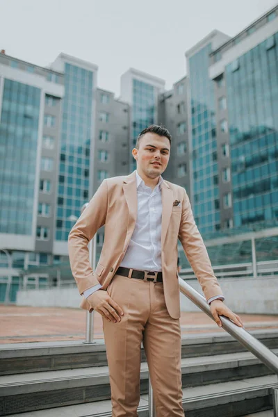 Jovem Empresário Caucasiano Terno Livre — Fotografia de Stock