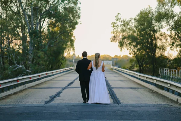 Vista Posteriore Una Sposa Uno Sposo Caucasici Che Camminano All — Foto Stock