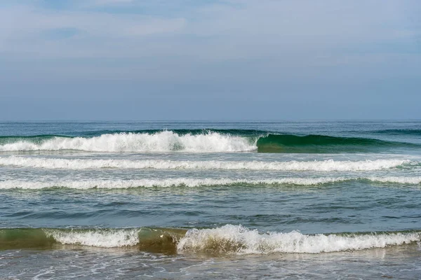 Mare Ondulato Contro Mare Sotto Cielo Blu — Foto Stock