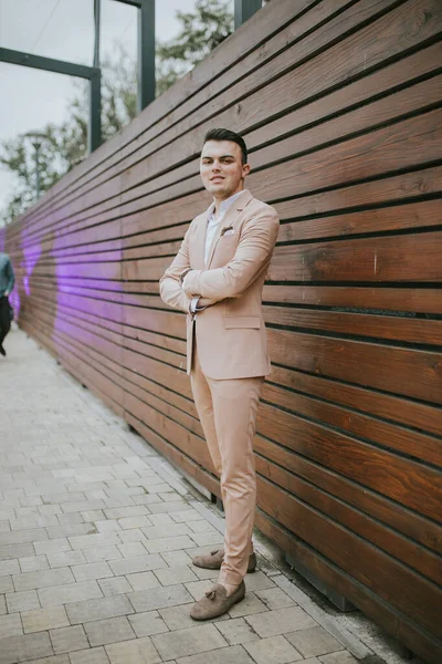 Tiro Vertical Jovem Bonito Caucasiano Vestindo Terno Elegante Agradável — Fotografia de Stock