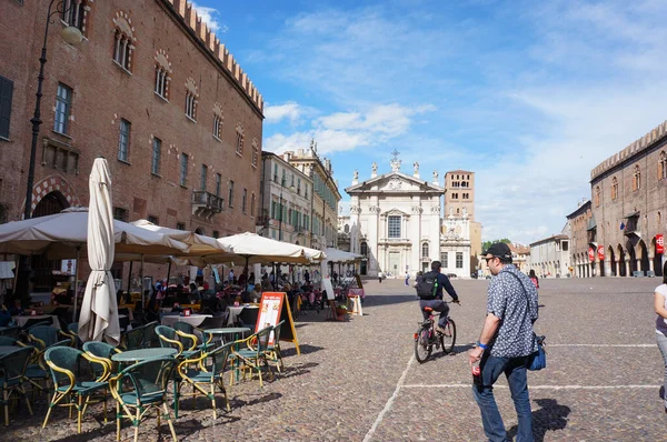 Mantova Italy Apr 2016 Κάθεται Δίπλα Εστιατόρια Μια Πλατεία Μια — Φωτογραφία Αρχείου