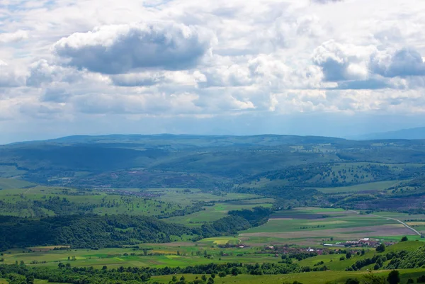 Une Vue Aérienne Des Montagnes Couvertes Par Une Végétation Dense — Photo