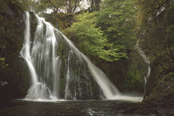 Festői Kilátás Vízesés Egy Erdőben Körülvett Vad Természet Észak Wales — Stock Fotó