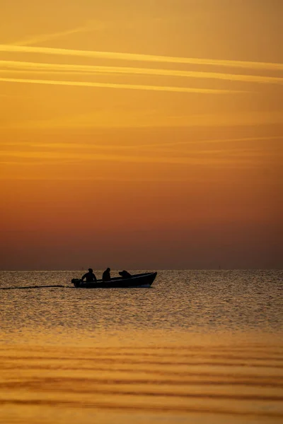Vertikale Aufnahme Eines Ozeans Mit Einem Boot Bei Malerischem Sonnenuntergang — Stockfoto