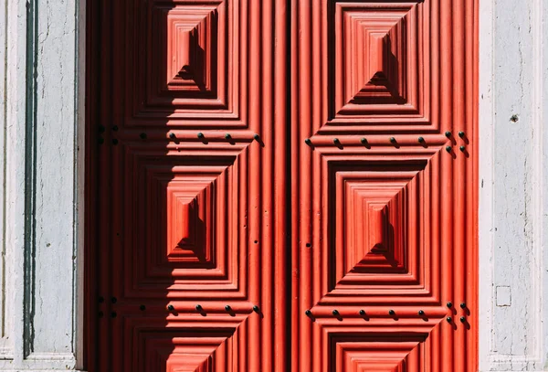 Närbild Den Röda Dörren Till Kyrka Solljuset — Stockfoto
