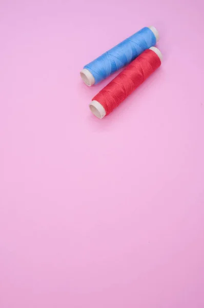 Primo Piano Dei Fili Colorati Cucire Sulla Superficie Rosa Spazio — Foto Stock