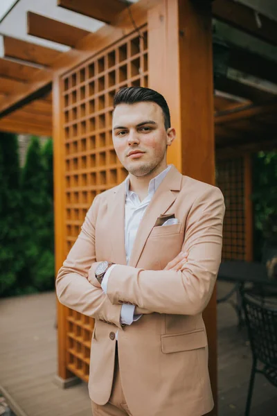 Joven Hombre Negocios Caucásico Traje Pie Aire Libre — Foto de Stock