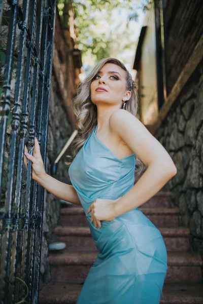 Una Joven Mujer Caucásica Con Elegante Vestido Azul Posando —  Fotos de Stock