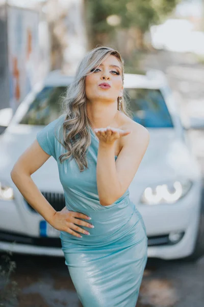 Uma Elegante Fêmea Posando Lindo Vestido Parque — Fotografia de Stock