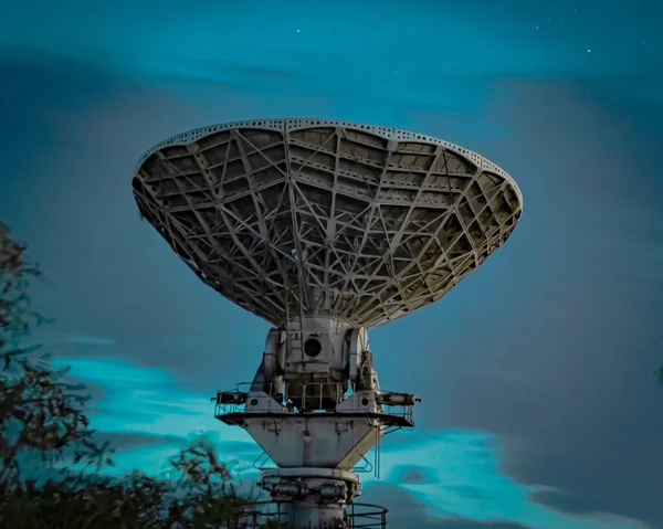 Потрясающий Вид Большого Массива Радиотелескопов Зеленом Фоне Неба — стоковое фото