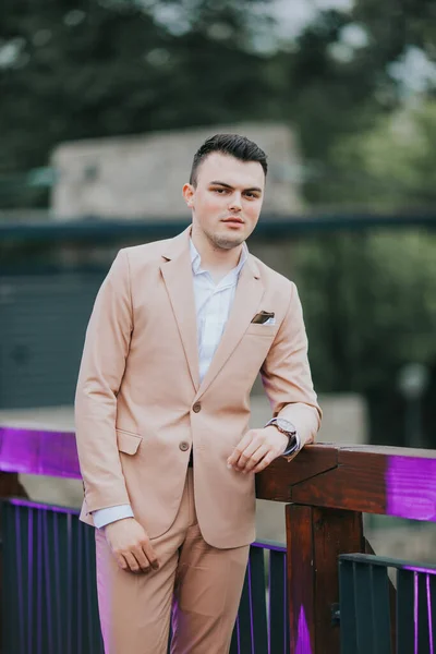 屋外に立つスーツ姿の若い実業家 — ストック写真