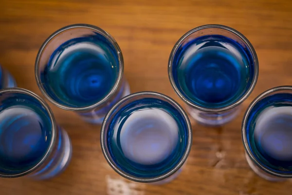 Een Hoge Hoek Shot Van Blauwe Alcohol Drankjes Shot Glazen — Stockfoto