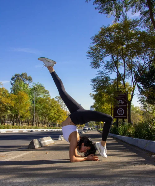 Plano Vertical Una Morena Hispana Practicando Yoga Por Mañana Parque —  Fotos de Stock