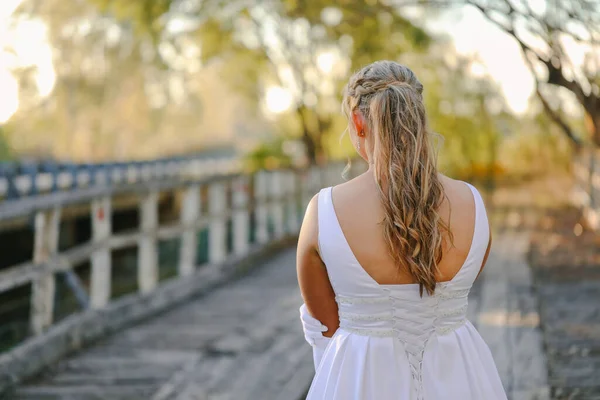 Plan Mise Point Peu Profonde Vue Arrière Une Belle Mariée — Photo