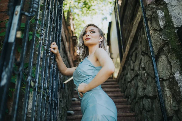 Una Joven Mujer Caucásica Con Elegante Vestido Azul Posando — Foto de Stock